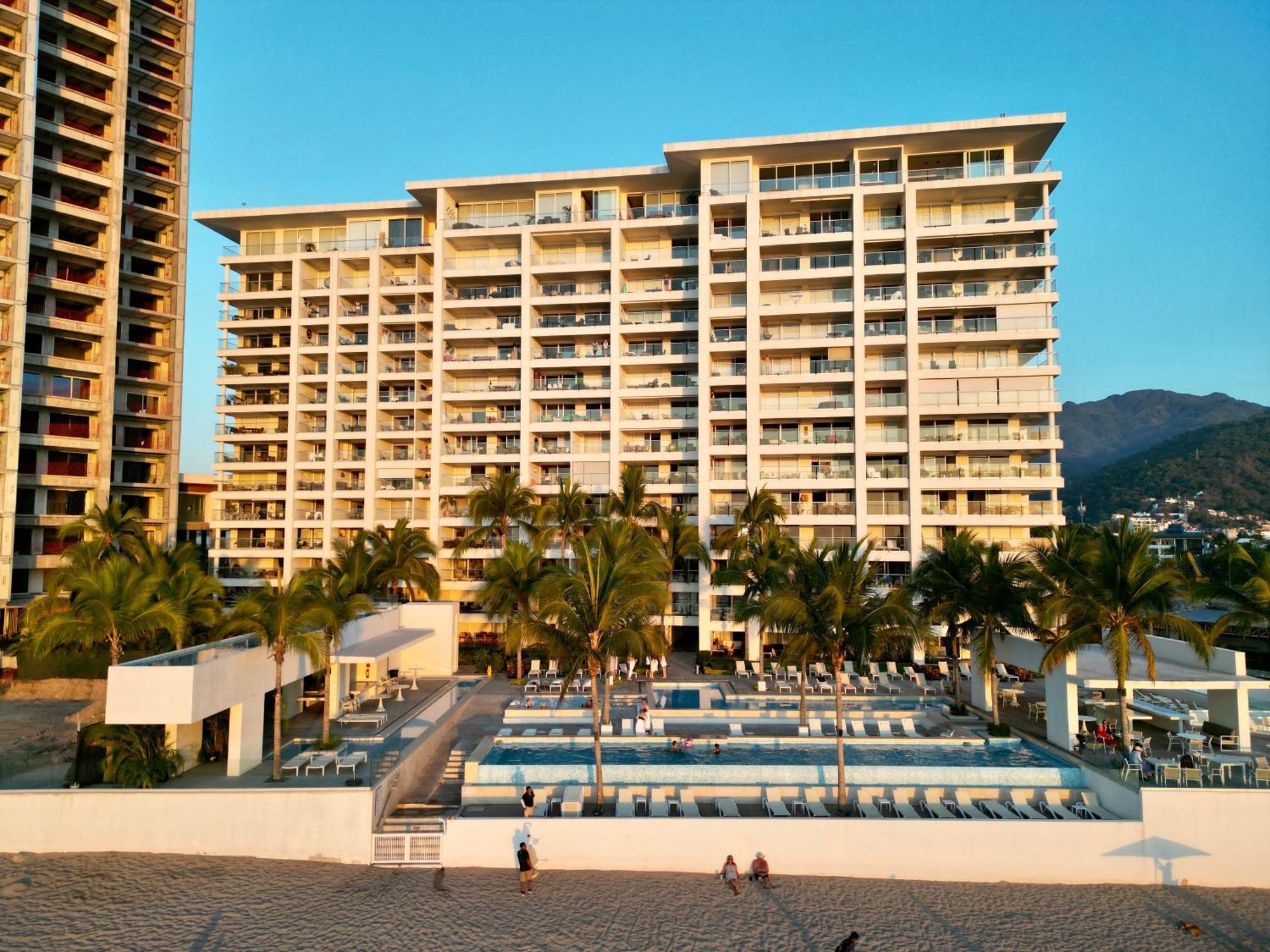 Harbor 13008A Artistic Beachfront Studio By Moikkarentals بويرتو فالارتا المظهر الخارجي الصورة