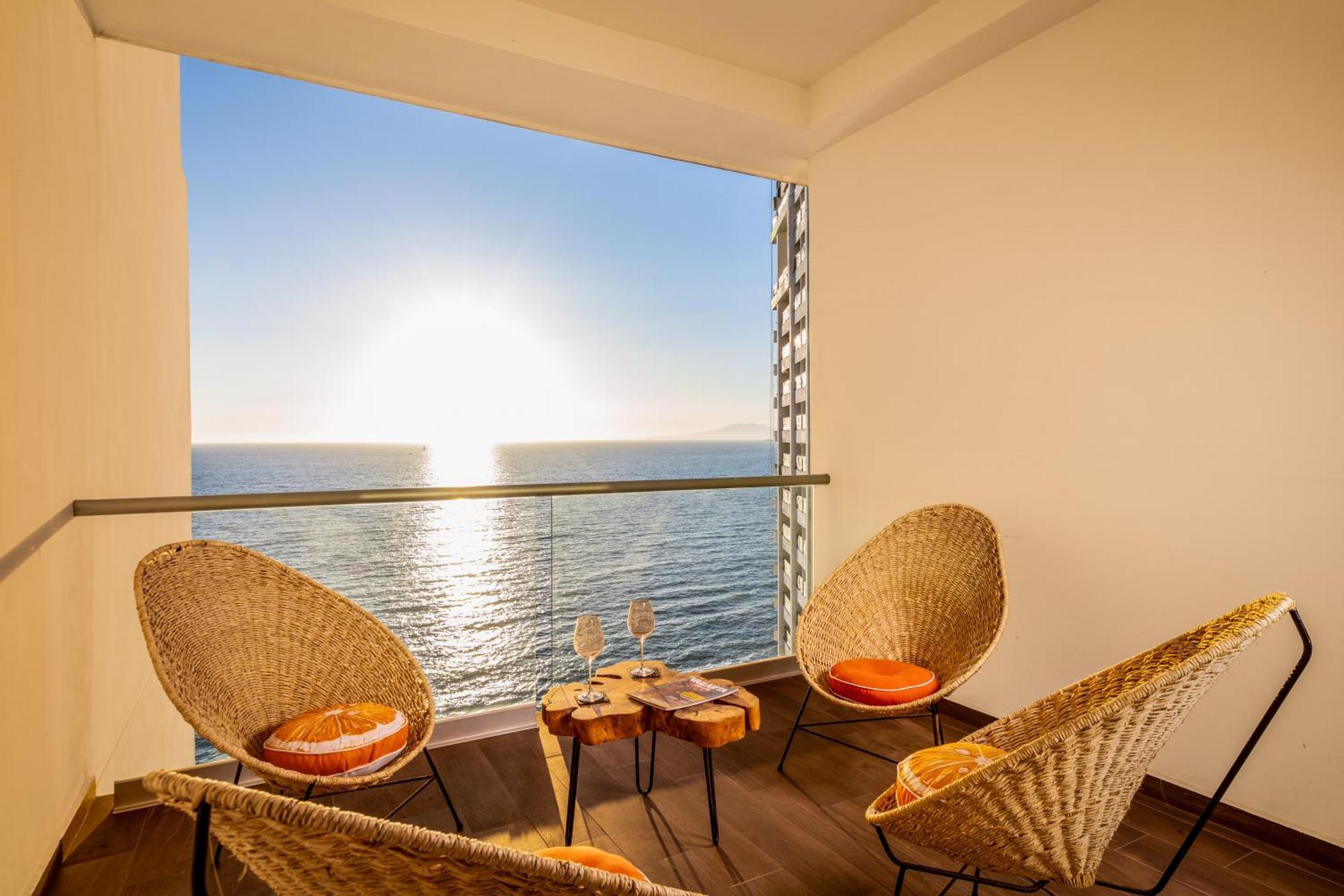 Harbor 13008A Artistic Beachfront Studio By Moikkarentals بويرتو فالارتا المظهر الخارجي الصورة